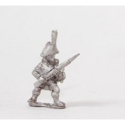 Early Spanish Infantry: Light Infantry in Long Coat & Bicorne with Musket at 45 degrees, at the ready pas cher